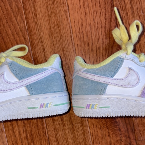 Easter Pastel Nike Toddler Shoes l - Picture 3 of 6